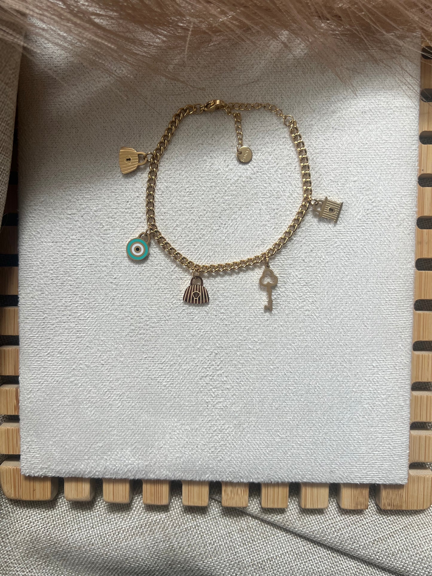 Bracelet eyes